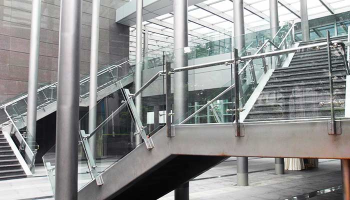 華中展銷會展中心樓梯扶手的應(yīng)用